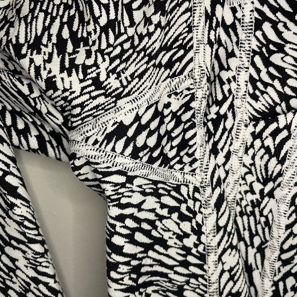 Athleta Ultimate Stash II Textured 7/8 Tight - Picture 9 of 13